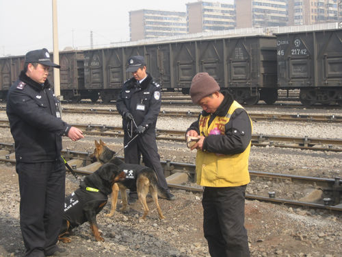 民警检查核实货物押运人员身份