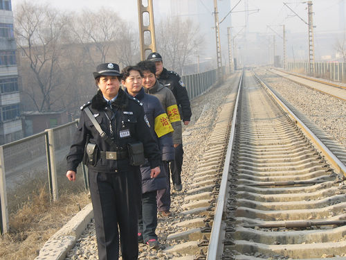 民警带领社区治安积极分子巡逻