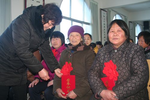 江苏睢宁县李集镇东圩社区22位好媳妇好婆婆喜戴大红花