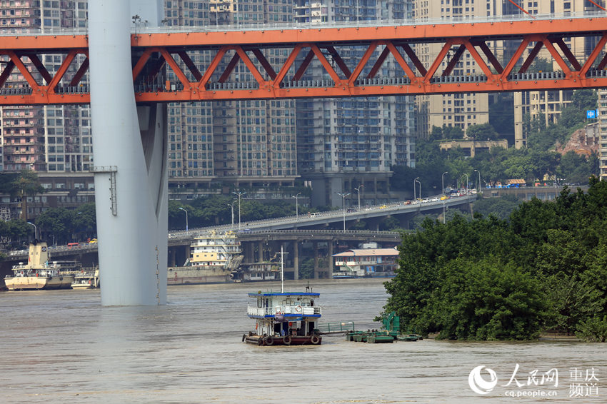 12日，千厮門嘉陵江大橋橋墩標尺顯示，嘉陵江水位已接近180米。劉政寧 攝