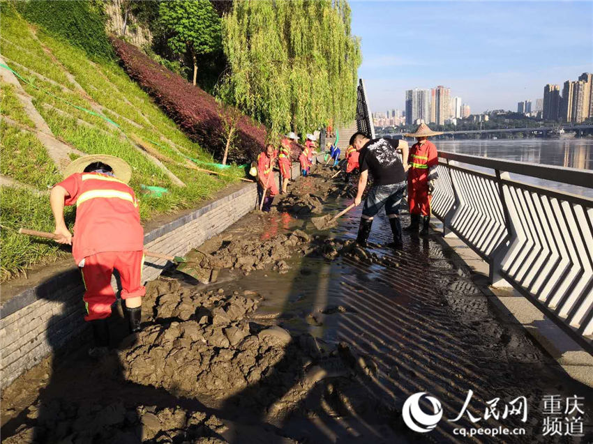 重慶：洪峰過境 環衛工人頂著烈日忙清淤【9】