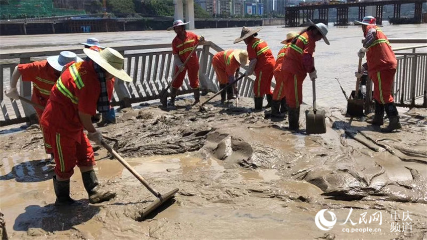重慶：洪峰過境 環衛工人頂著烈日忙清淤【3】