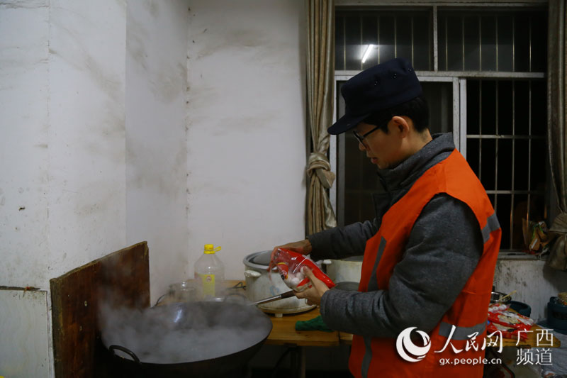 凌晨2點，陳國華為職工煮湯圓