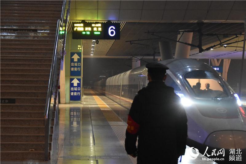 1月28日凌晨2點01分，首趟夜行高鐵G4652次緩緩進入武漢站，站台工作人員正在接車。