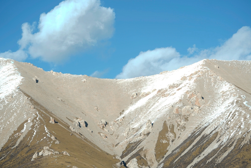 10月17日，前往玛沁雪山乡的路途中，捕捉大自然的鬼斧神工。“行走黄河”采访组 李前磊摄