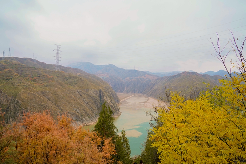 10月24日，永靖境内，洮河汇入黄河，黄河由此变黄。但俯瞰这里，却是色彩斑斓。“行走黄河”采访组 李前磊摄