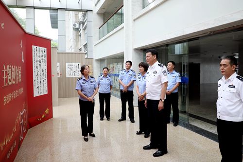 镇江市副市长、公安局长陈金观参观迎国庆书画展