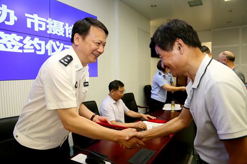 镇江市副市长、公安局长陈金观为摄影家颁发聘书