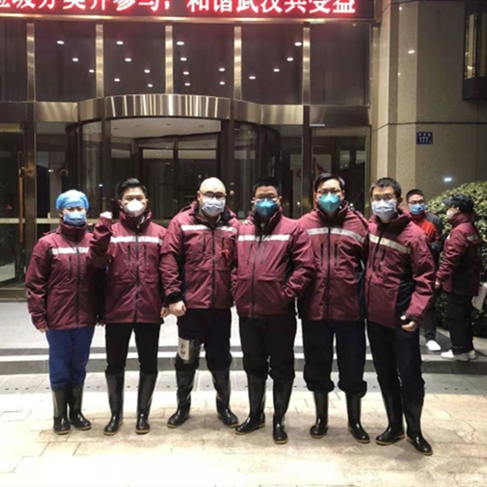 初探“敌营”六小时 穿防护服就像进“蒸锅”时间：1月31日 地点：武汉市中心医院到了凌晨3点，完成“作战”任务的我们踏上了回驻地的公共汽车，明天还有更艰苦的“战役”等着我们。[详细]
