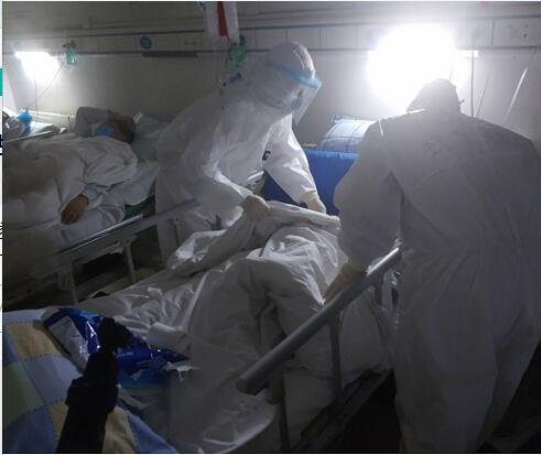 凌晨2点15分的病房里，每一位医护人员依然忙碌时间：2月4日 地点：武汉红十字会医院离开医院的时候已是凌晨2点15分，夜幕下的武汉显得有些冷清，但在病房里，每一层楼里医护人员依然在忙碌着。[详细]