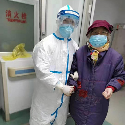 病人亦是亲人时间：2月5日 地点：武汉金银潭医院病人把我们当成亲人，希望这场没有硝烟的战争快点结束，还大家一个幸福安康的家！[详细]
