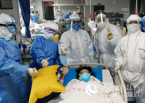 凌晨，重症监护室突然停电了时间：2月7日 地点：武汉市第五医院强大的内心，能给予自己无限力量，也是重症护理人员应有的职业素质。请相信我们一定能行！[详细]