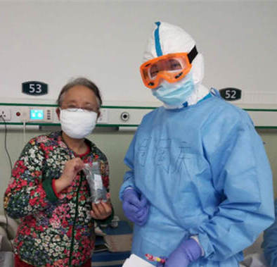 舱里的中医“粉丝”时间：2月20日 地点：湖北省武汉市第一医院就这样，一个传一个，一上午的时间，周师兄的中医“粉丝”陡增了十几位，忙得他不可开交。[详细]