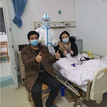 隔离病房里的“军礼”时间：2月23日 地点：武汉市金银潭医院今天，病区的一名患者向我行了一个标准的军礼，作为退役女兵的我习惯性地回了个军礼。[详细]
