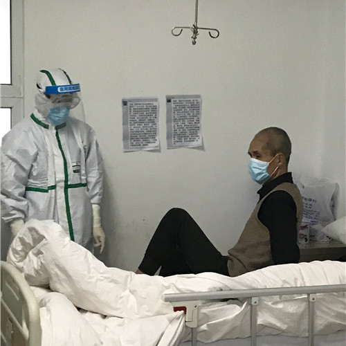 隔离的病房，隔阻不了的爱时间：2月25日 地点：武汉市金银潭医院口罩阻隔不了“翻译官”病友的帮助；防护服、玻璃窗阻隔不了医生和护士的关心。[详细]