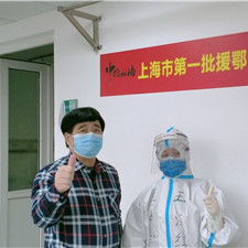 大叔今天出院，我和他在网红墙合了影时间：2月27日 地点：武汉市金银潭医院大叔说：我们到这个新贴的红色标语下面也拍一张吧，我看到你们很多护士都在这个标语下面拍照。[详细]