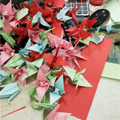 我们把自己的处女作千纸鹤献给了武汉时间：2月28日 地点：武汉市金银潭医院下午我们利用空余时间布置我们的心灵驿站，用纸鹤点缀驿站的环境，希望来访者能感到温暖。[详细]
