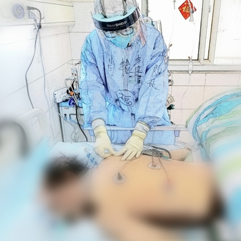 宜昌隔离病房版的“纤夫的爱”时间：3月3日 地点：宜昌市第三人民医院“妹妹你坐轮椅，哥哥我推着氧气瓶在前面走”，妻子复查肺部CT，丈夫坚持和医护一起护送。[详细]