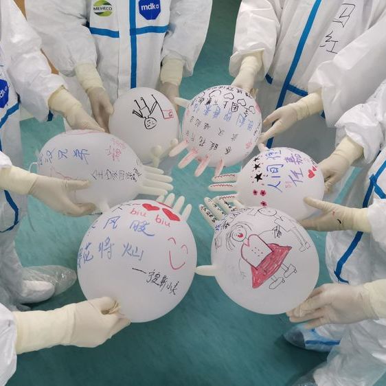 小小道具“手套气球”饱含了我们坚定的信心时间：3月15日 地点：武汉市中心医院阿姨们早都已经准备好了，舒缓的节奏，认真的摆臂呼吸……我们一起努力着！[详细]
