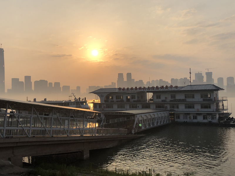 4月8日上午6点半，首班长江客运轮渡从中华路码头驶离，前往武汉关码头，暂别两月的汽笛声再次响起，武汉轮渡正式复航。金雨蒙 摄