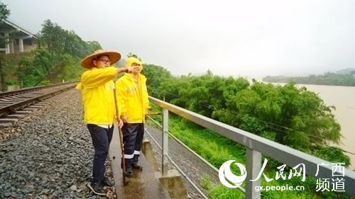 柳州工務段組織黨團員巡查湘桂沿線地質隱患處所。覃文願攝