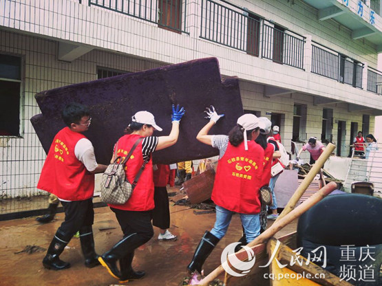 志愿者参与救灾。石柱县委宣传部供图