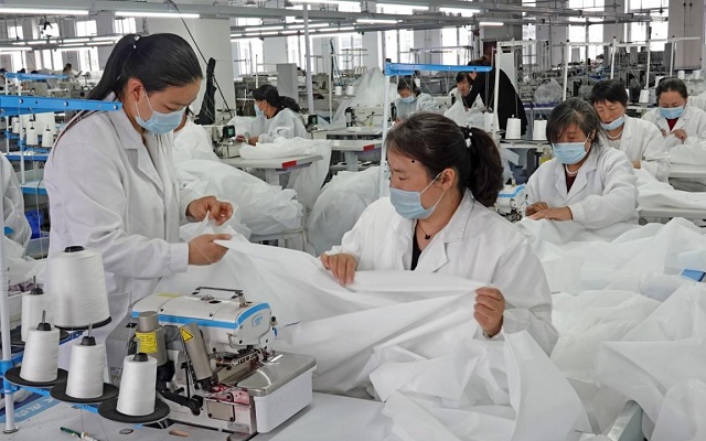 在大同市天鎮縣扶貧產業園素錦悅衣服裝制作車間內，工人們正在趕制護士服