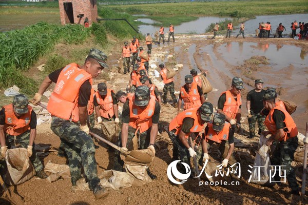 武警上饶支队官兵驰援余干 曹汉衍摄(来源:人民网江西频道)