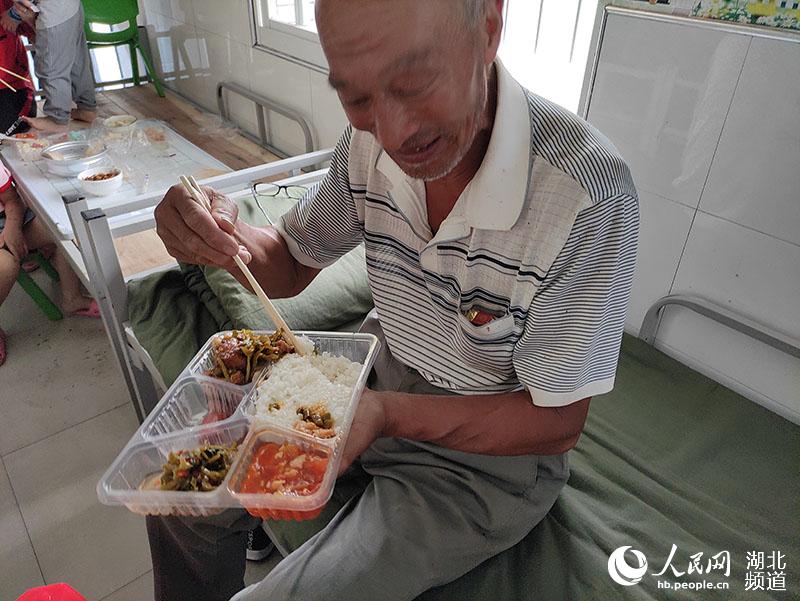 70岁的吴云尧正在吃午餐。郭婷婷摄