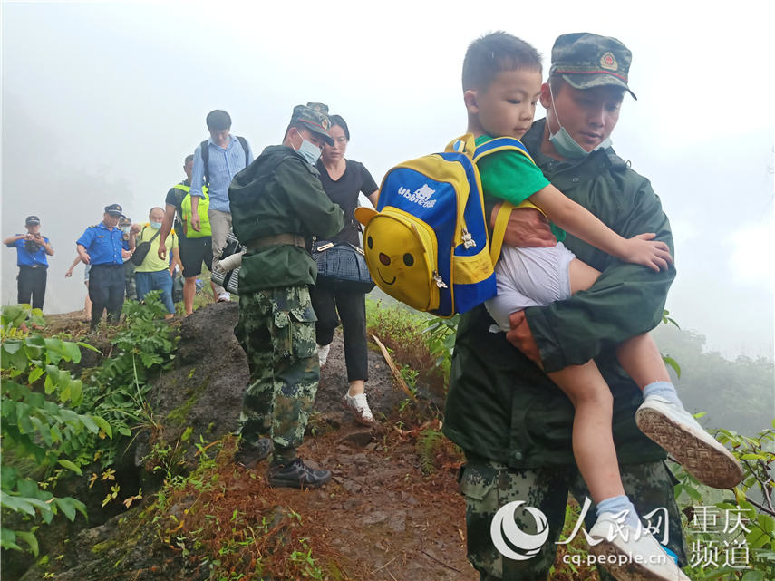 7月26日，重庆万州五桥机场路强降雨致大面积塌方，武警重庆市总队船艇支队紧急转移被困群众。左谦 摄
