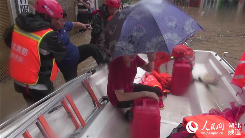 湖北建始暴雨引发内涝 消防紧急营救转移被困群众近千人 。（恩施消防供图）