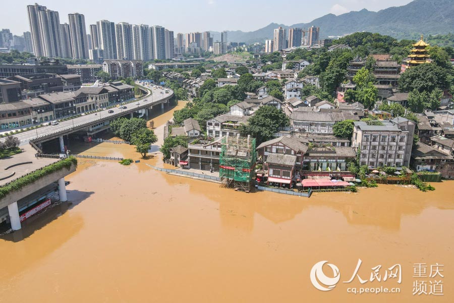 7月27日，重庆，洪水过境的磁器口古镇部分路面被淹没。邹乐摄