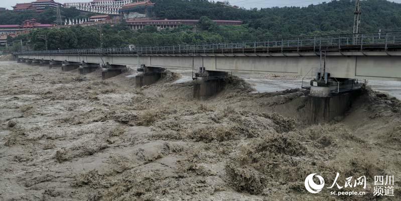 受强降雨影响，涪江绵阳段水位持续上涨。中国铁路成都局集团供图