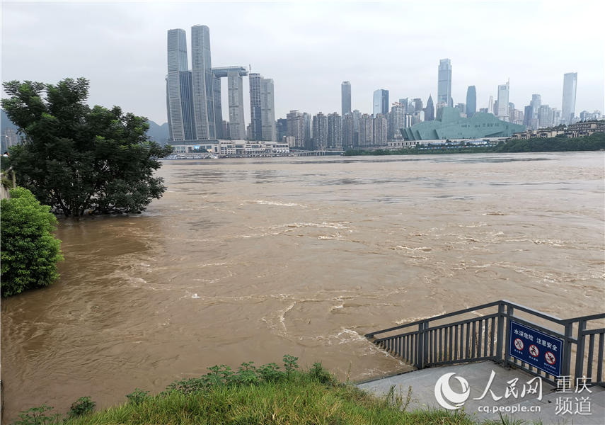 8月18日，长江第5号洪水正通过重庆主城中心城区。陈琦摄
