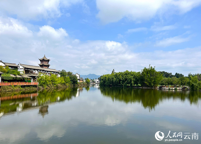 夏日的滇池畔，波光潋滟，风景优美。人民网 尹馨摄