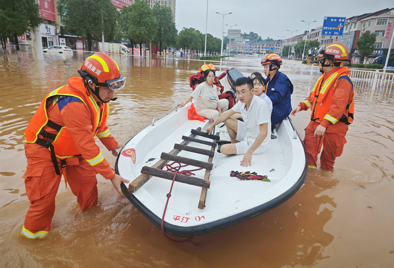 营救转移受灾居民。平江县消防救援大队供图