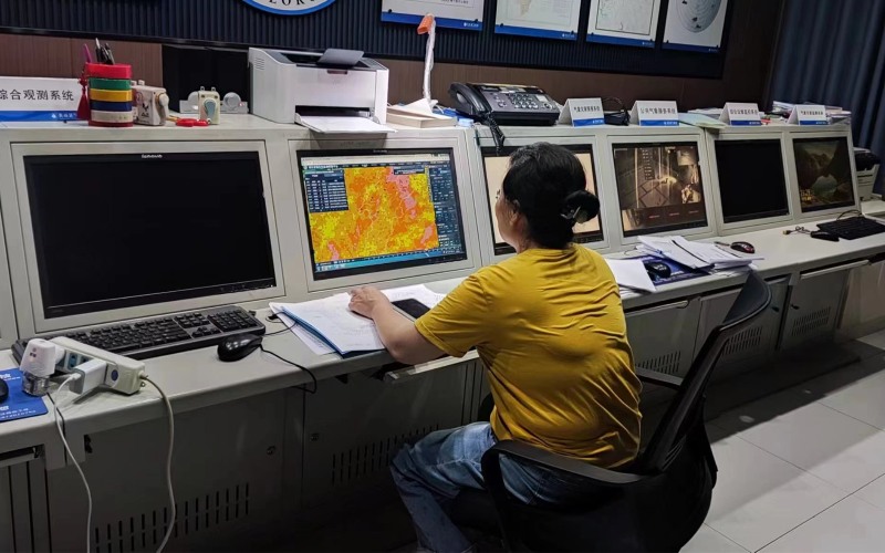 英山县气象局值班室内气象台人员密切监视天气过程。齐本新摄