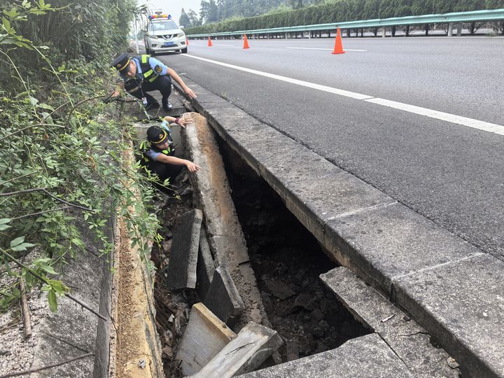 交通执法人员巡查发现路基脱空隐患。人民网 李永馨摄