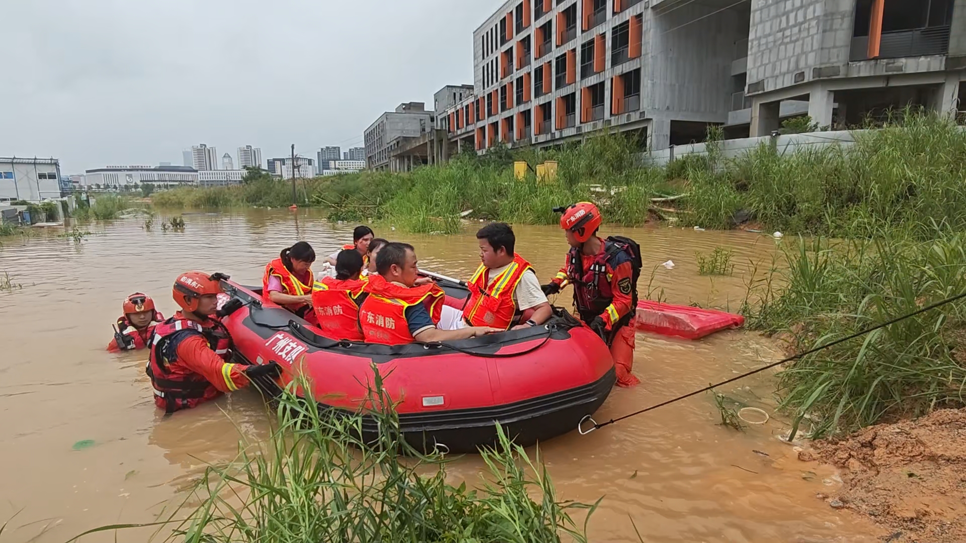 8月19日，强降雨致广州一工地发生内涝，消防救援人员转移被困群众。广州市消防救援支队供图