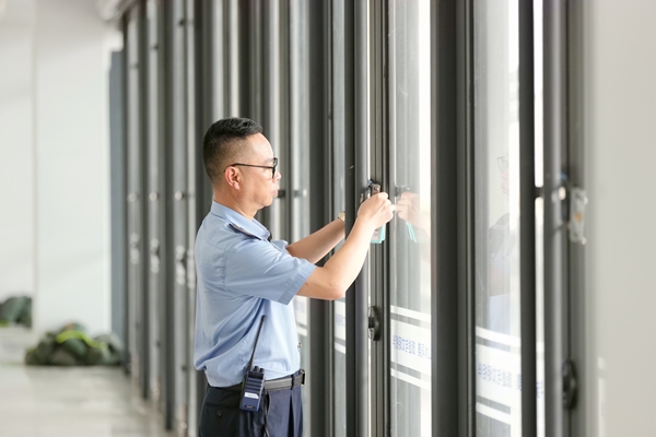 北海站客运员开门迎客。陈磊摄