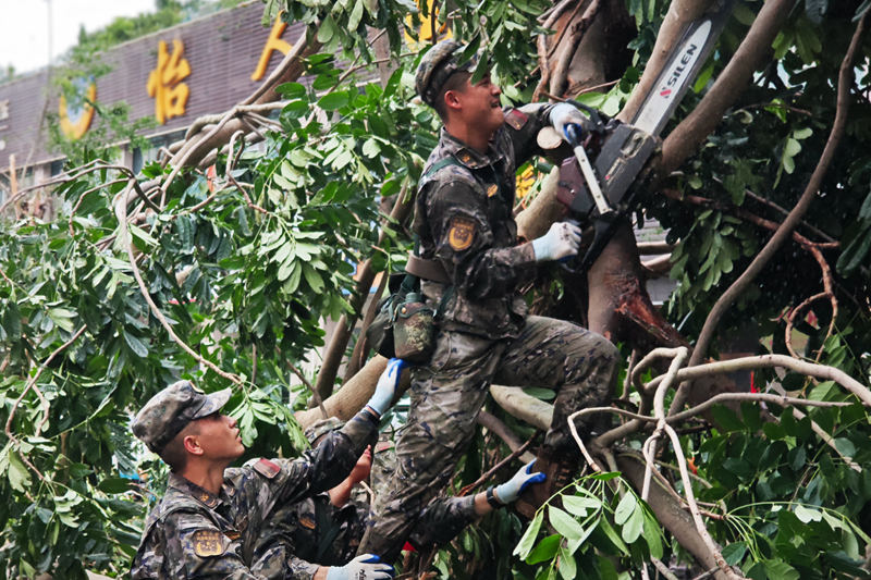 武警官兵进行抢险救援。 武警海南总队供图