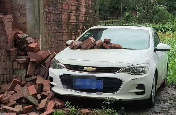 平安客戶的車輛受台風影響被砸受損。平安產險廣西分公司供圖