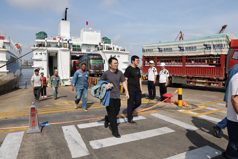 瓊州海峽復航后客滾船抵達港口。海南海事局供圖