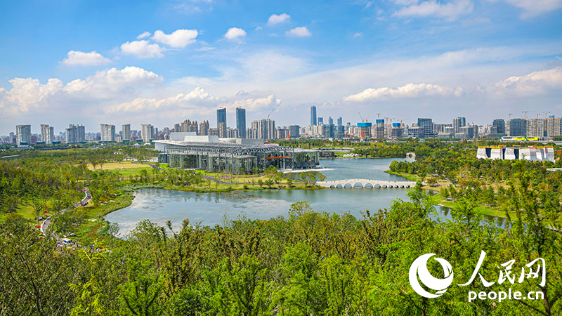 2024年9月27日，在雙子山上俯瞰上海世博文化公園美景。雙子山是國內第一座高度超過40米的空腔結構人工仿自然山林，自正式對公眾開放以來，吸引了眾多市民游客前來登高遠望。人民網記者 王初攝