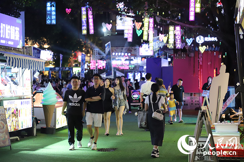 2024年6月14日，在廣東佛山創意產業園，舊廠房蝶變國家級夜市，夜幕下的園區燈火輝煌，人潮涌動。游客們在此流連忘返，享受著淘寶的樂趣。人民網 何善福攝