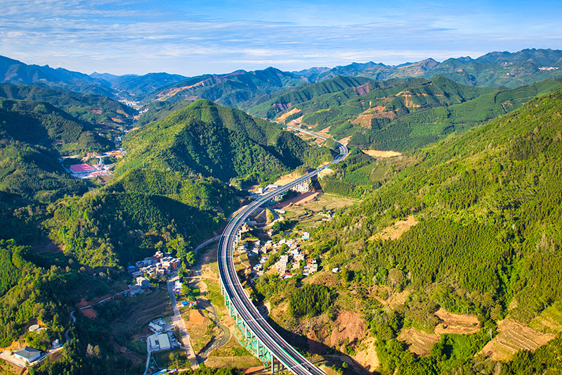 百色—那坡—平孟公路(那坡至平孟口岸段)。广西新发展交通集团供图