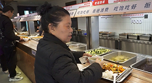 民主村的一天