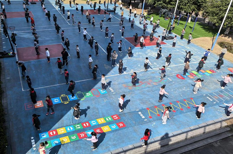 重庆两江新区童心青禾小学的学生们参加大课间体育活动。秦波摄