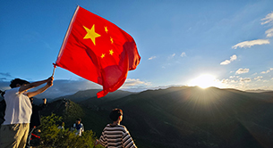 最是青山看不够
