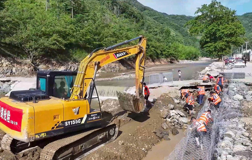 洛陽公路部門搶修水毀路段。河南省交通運輸廳供圖